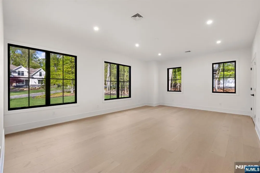 36 Hampshire Hill Rd, Upper Saddle River, NJ 07458