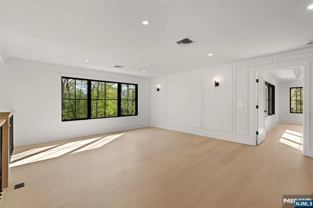 36 Hampshire Hill Rd, Upper Saddle River, NJ 07458