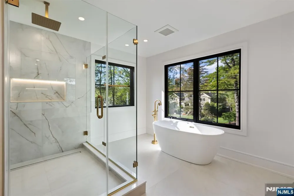 36 Hampshire Hill Rd, Upper Saddle River, NJ 07458