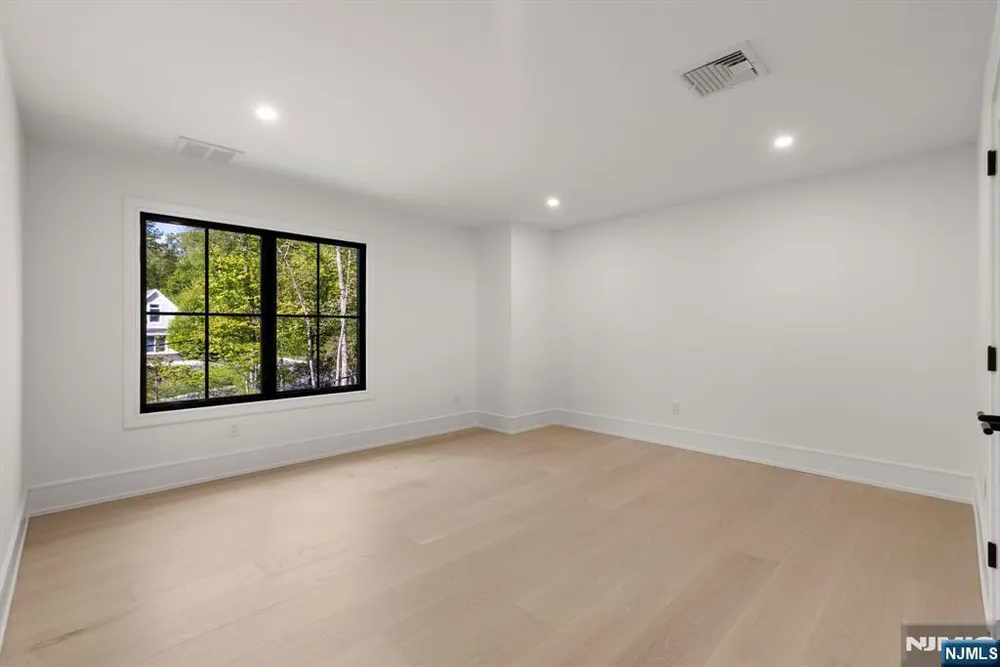 36 Hampshire Hill Rd, Upper Saddle River, NJ 07458