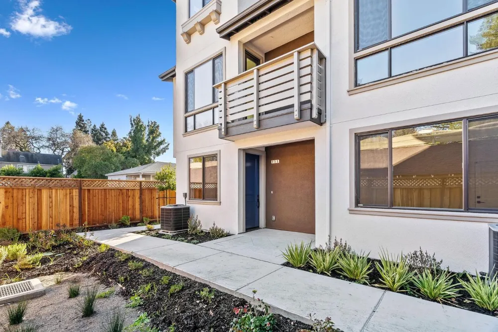 955 Woodside Rd, Redwood City, CA 94061