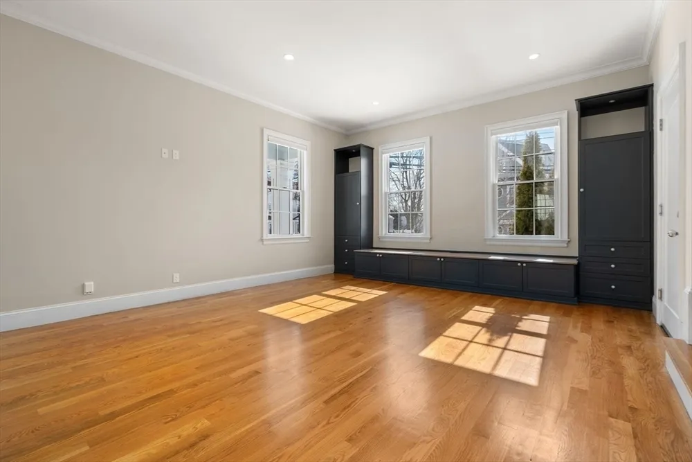 23 Chickatawbut St, Boston, MA 02122