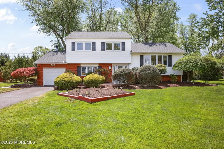 7 Kilmer Dr, Manalapan, NJ 07726