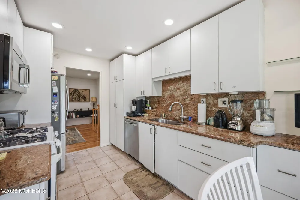 7 Kilmer Dr, Manalapan, NJ 07726