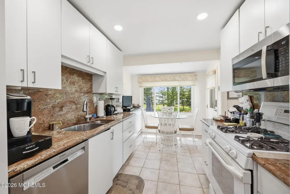 7 Kilmer Dr, Manalapan, NJ 07726
