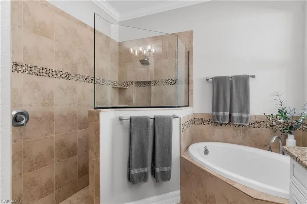 2926 Aviamar Circle, Naples, FL 34114