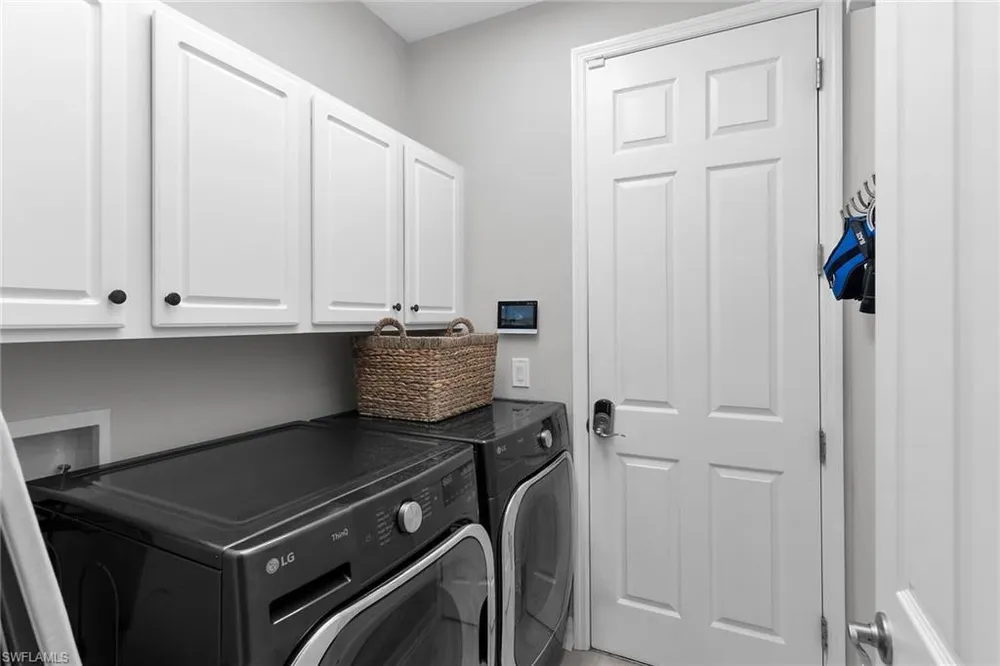 2926 Aviamar Circle, Naples, FL 34114