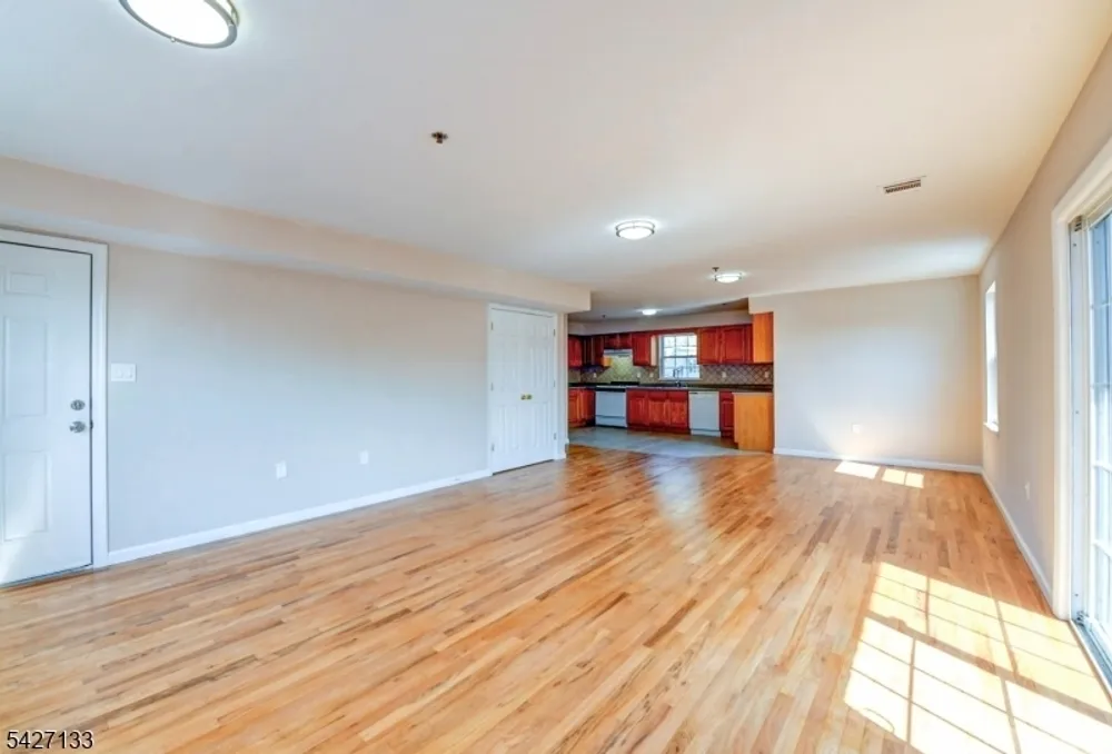 15-21 Oraton St, Newark, NJ 07104