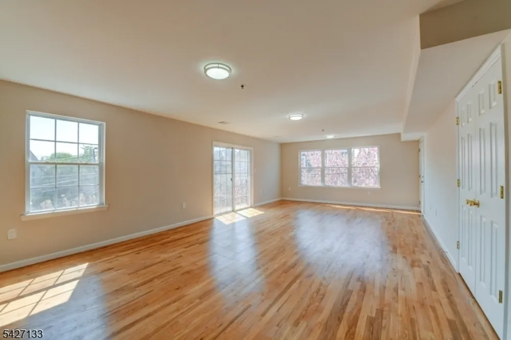 15-21 Oraton St, Newark, NJ 07104