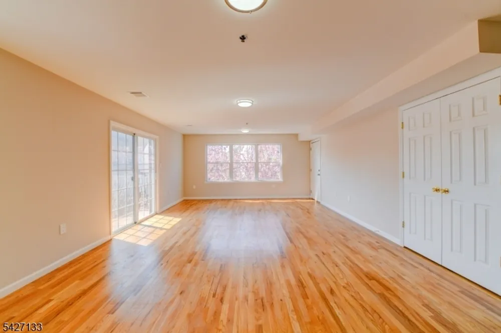 15-21 Oraton St, Newark, NJ 07104