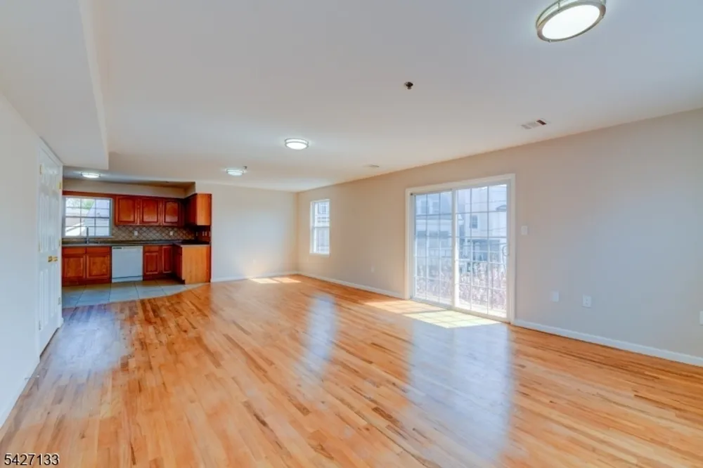 15-21 Oraton St, Newark, NJ 07104