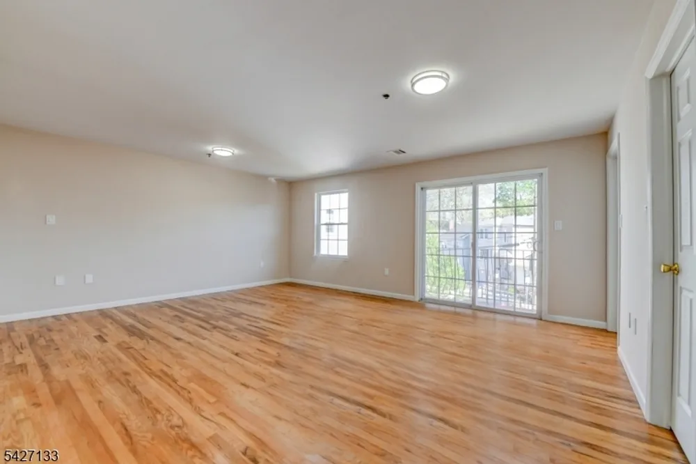 15-21 Oraton St, Newark, NJ 07104