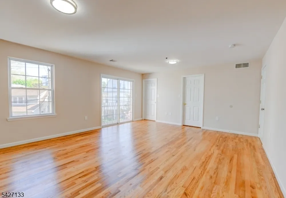 15-21 Oraton St, Newark, NJ 07104
