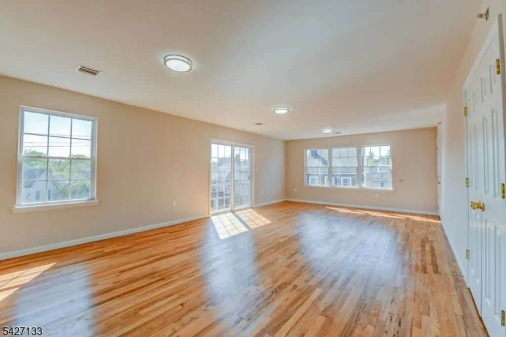15-21 Oraton St, Newark, NJ 07104