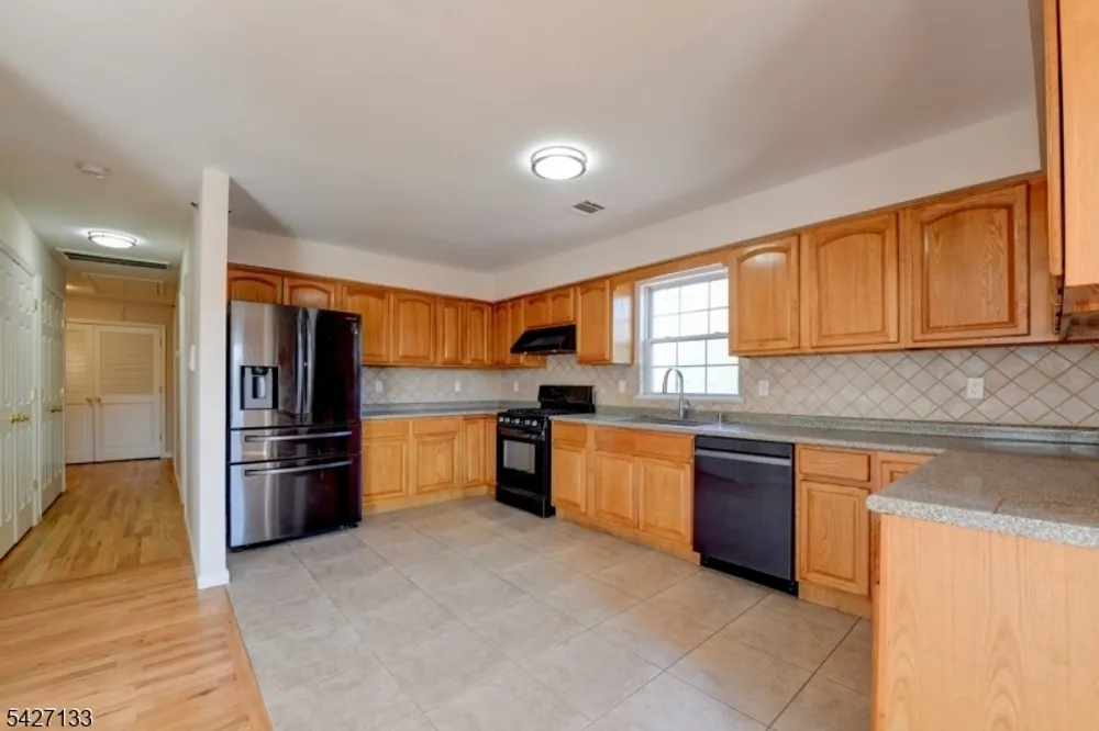15-21 Oraton St, Newark, NJ 07104