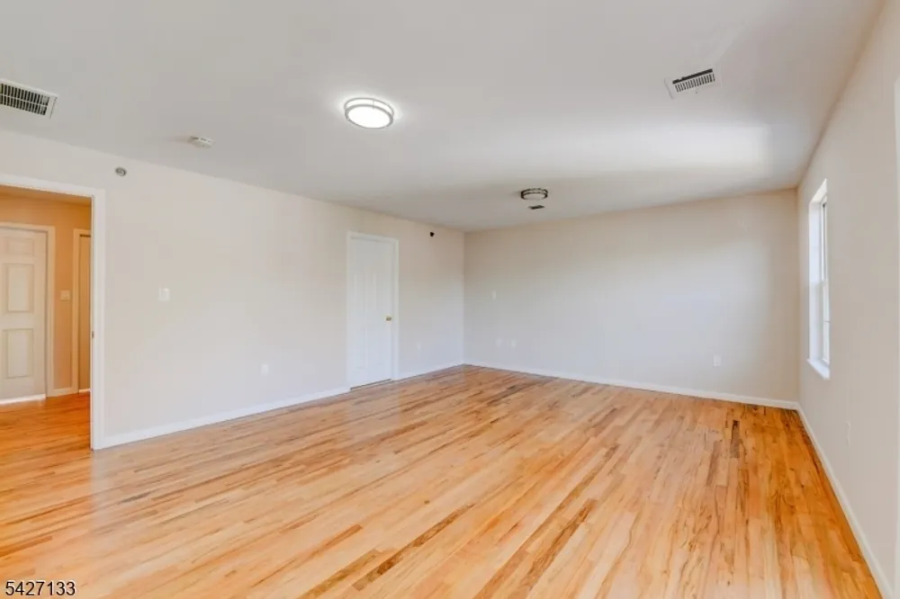 15-21 Oraton St, Newark, NJ 07104