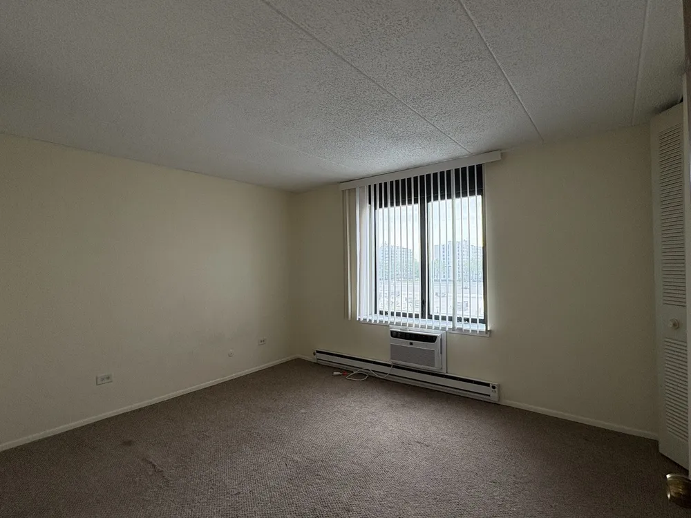 9074 W Terrace Dr, Niles, IL 60714