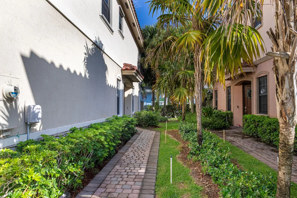 5931 NW 56th Pl, Tamarac, FL 33319