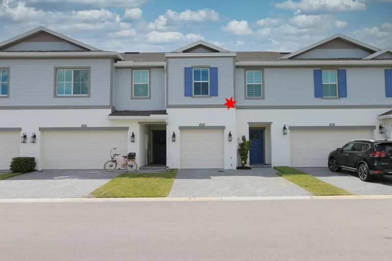 656 NE Waters Edge Ln, Port St Lucie, FL 34983