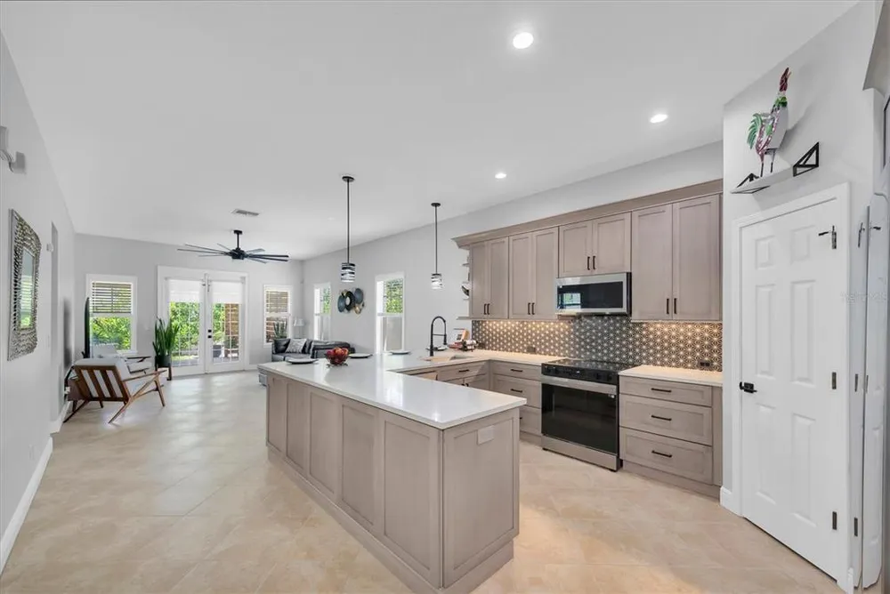 3003 W Leroy St, Tampa, FL 33607
