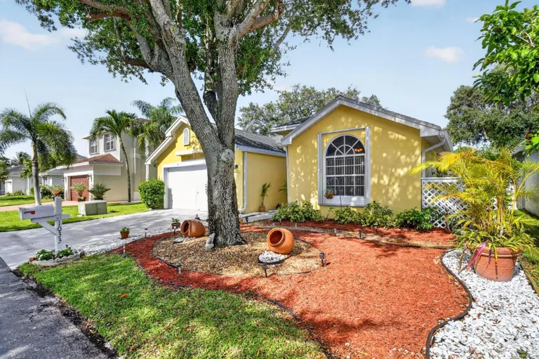 1033 Fairfax Circle W, Boynton Beach, FL 33436
