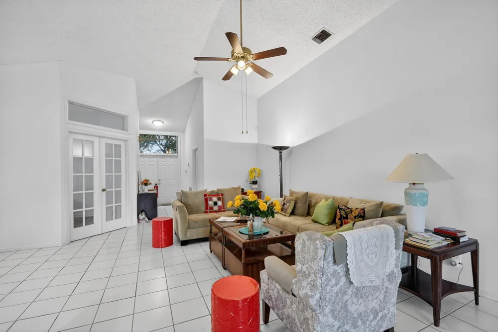 1033 Fairfax Circle W, Boynton Beach, FL 33436