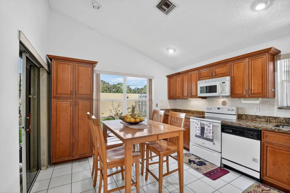 1033 Fairfax Circle W, Boynton Beach, FL 33436