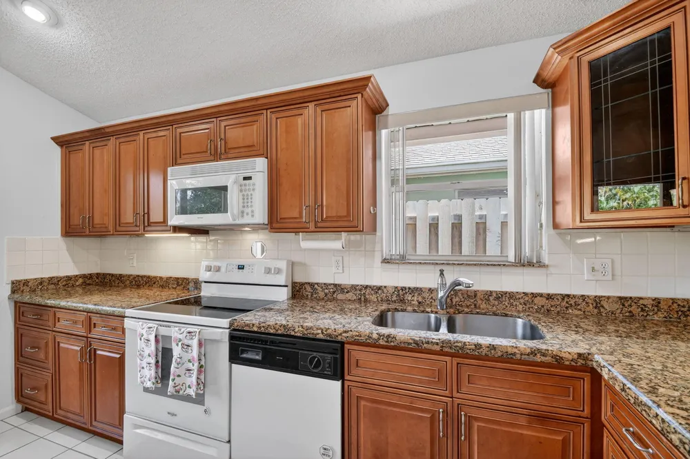 1033 Fairfax Circle W, Boynton Beach, FL 33436