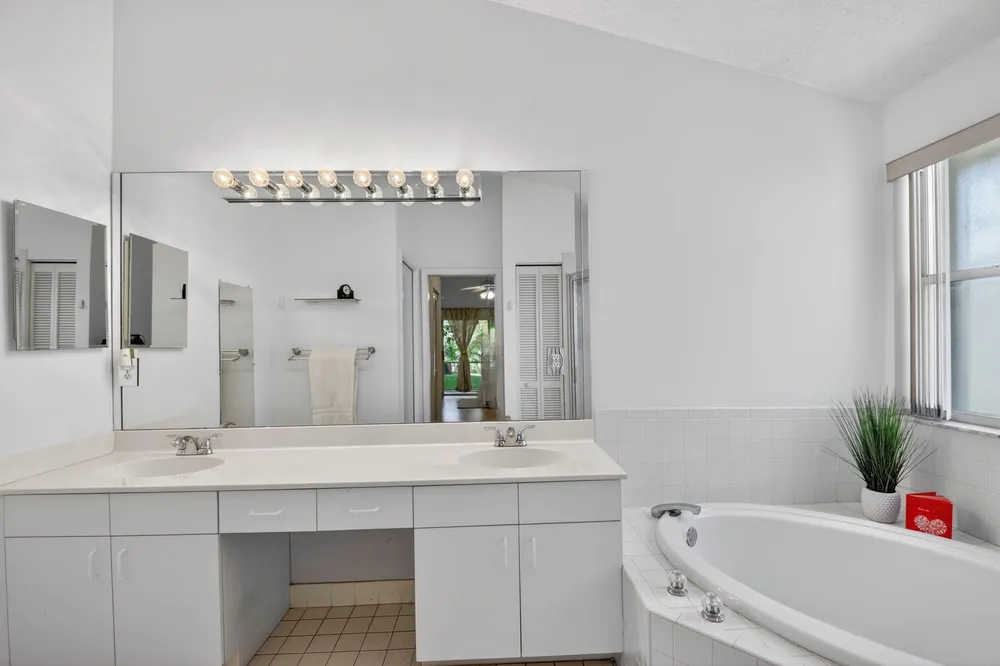 1033 Fairfax Circle W, Boynton Beach, FL 33436