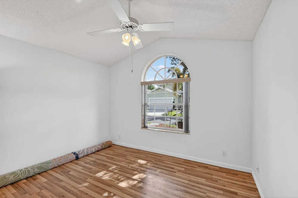 1033 Fairfax Circle W, Boynton Beach, FL 33436