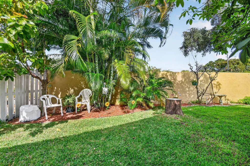 1033 Fairfax Circle W, Boynton Beach, FL 33436