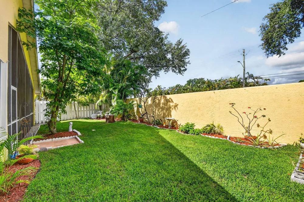 1033 Fairfax Circle W, Boynton Beach, FL 33436
