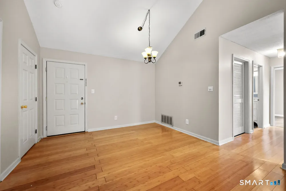 1-9 Forest Glen Circle, Middletown, CT 06457