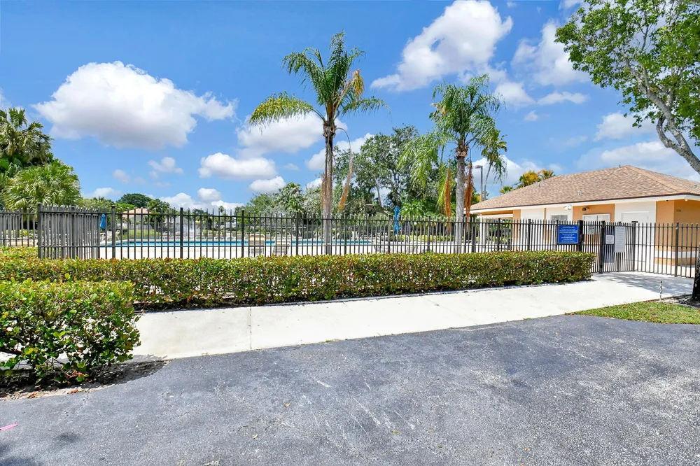1033 Fairfax Circle W, Boynton Beach, FL 33436