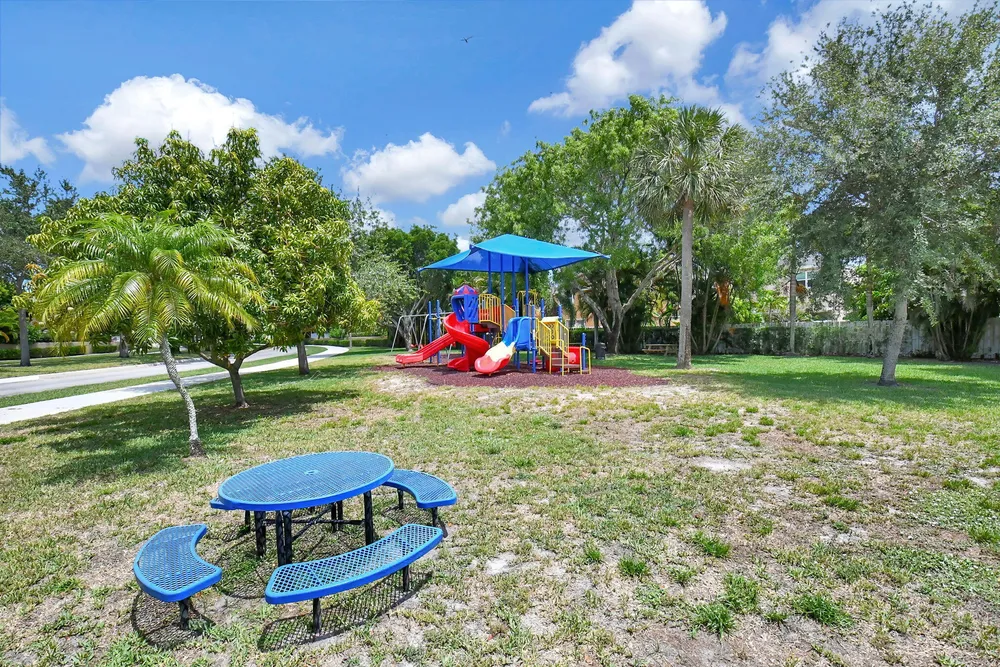 1033 Fairfax Circle W, Boynton Beach, FL 33436