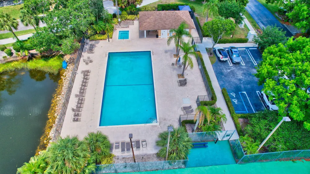 1033 Fairfax Circle W, Boynton Beach, FL 33436