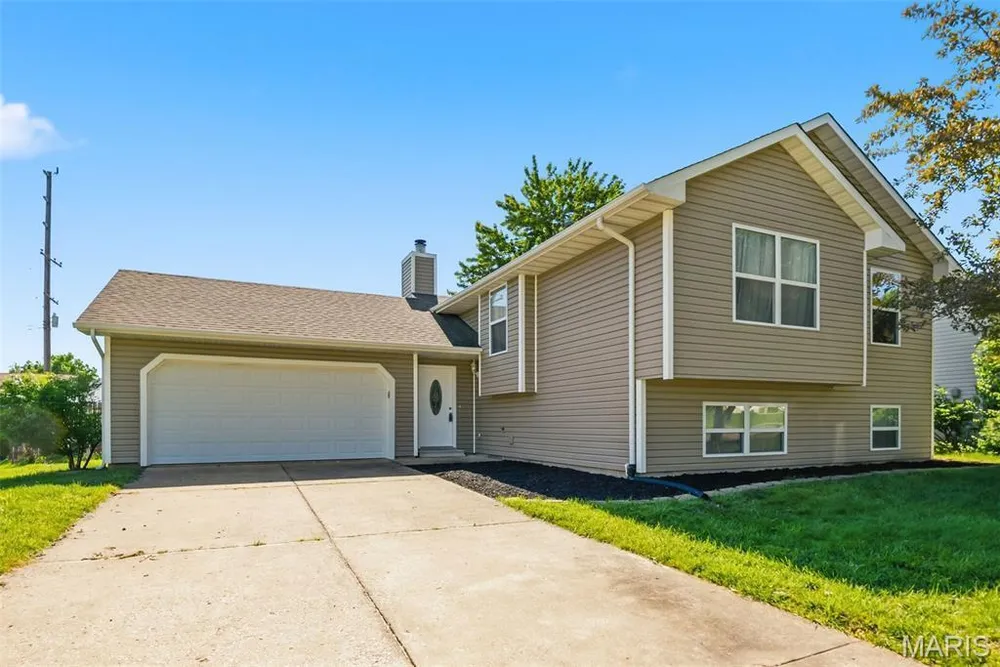 1145 Claycrest Circle, St Charles, MO 63304