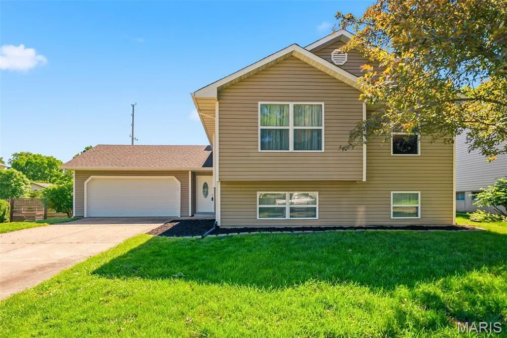 1145 Claycrest Circle, St Charles, MO 63304