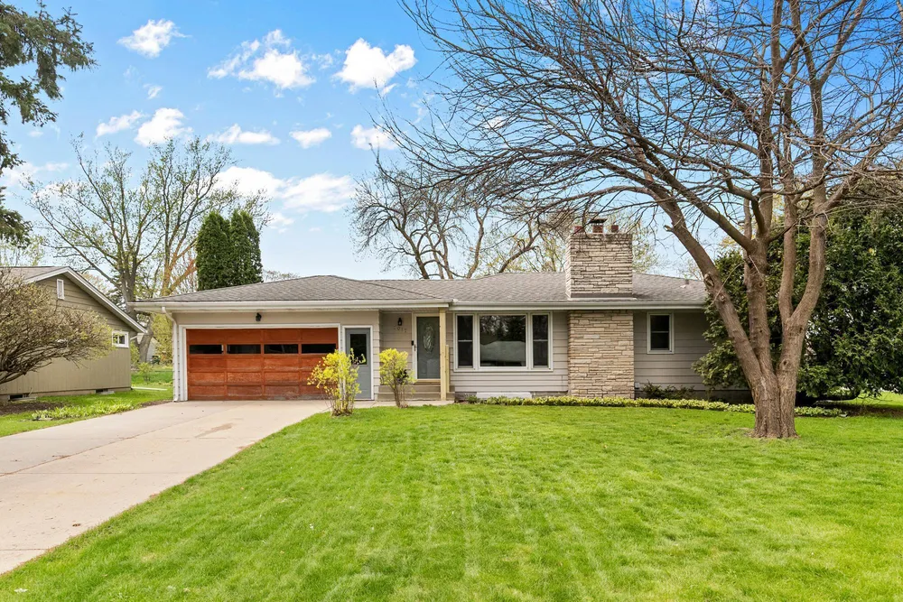 2017 Beacon St, Saint Paul, MN 55113