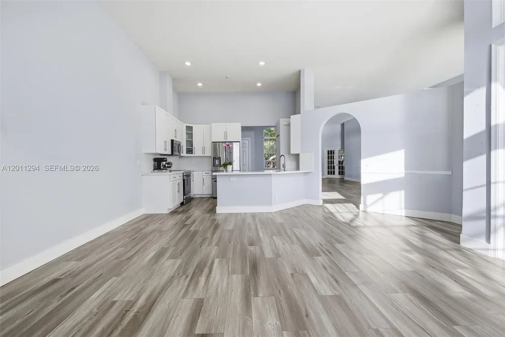 727 Lake Blvd, Weston, FL 33326