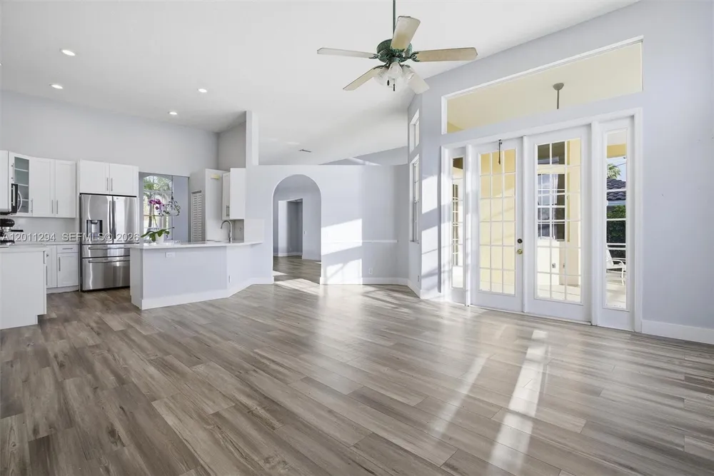 727 Lake Blvd, Weston, FL 33326
