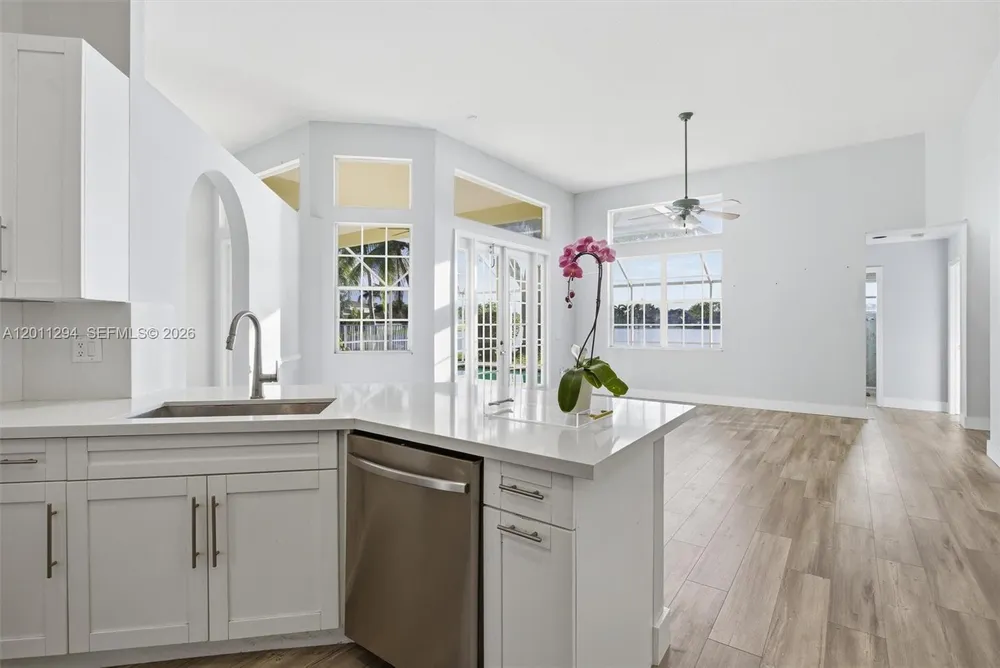 727 Lake Blvd, Weston, FL 33326