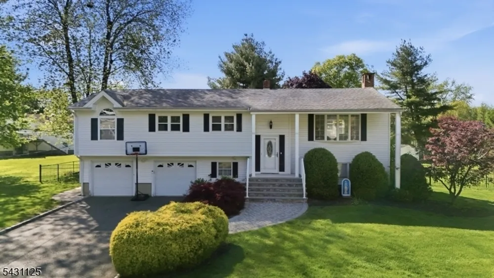 31 Fox Hill Rd, Fairfield, NJ 07004