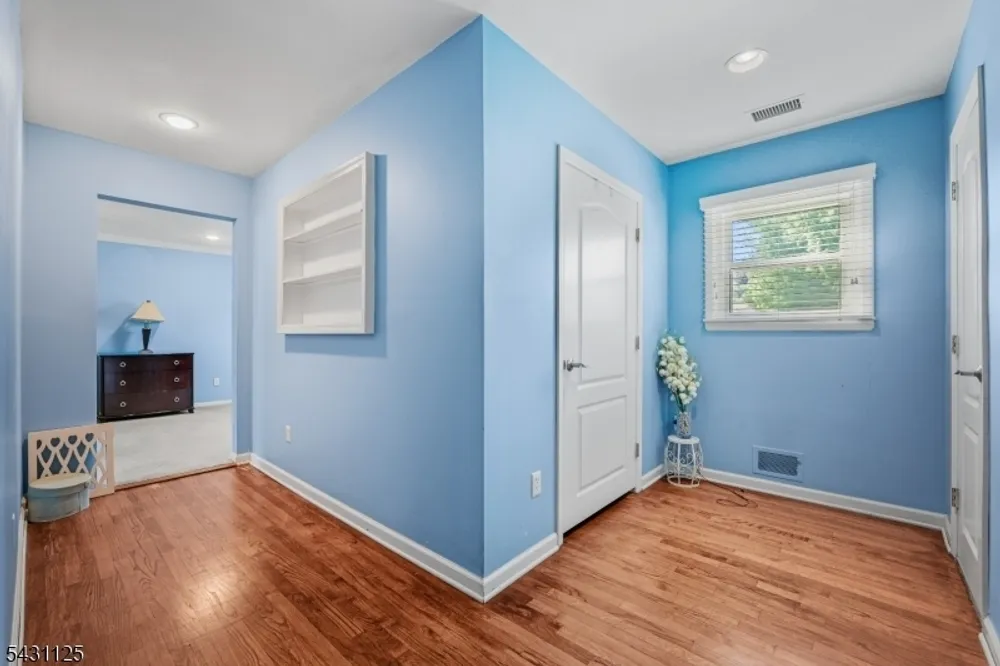 31 Fox Hill Rd, Fairfield, NJ 07004