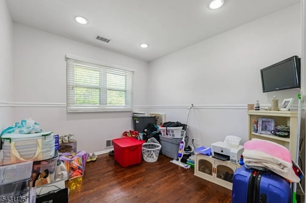 31 Fox Hill Rd, Fairfield, NJ 07004