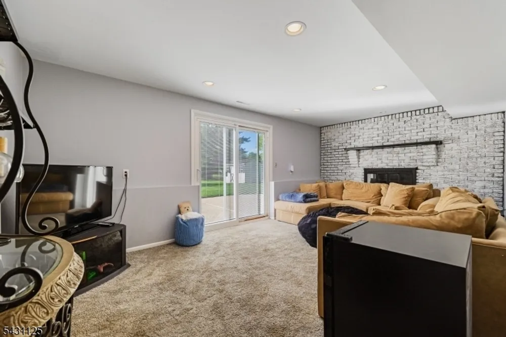 31 Fox Hill Rd, Fairfield, NJ 07004