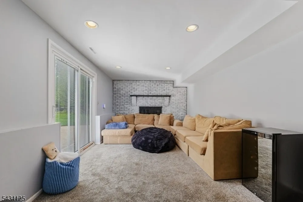 31 Fox Hill Rd, Fairfield, NJ 07004