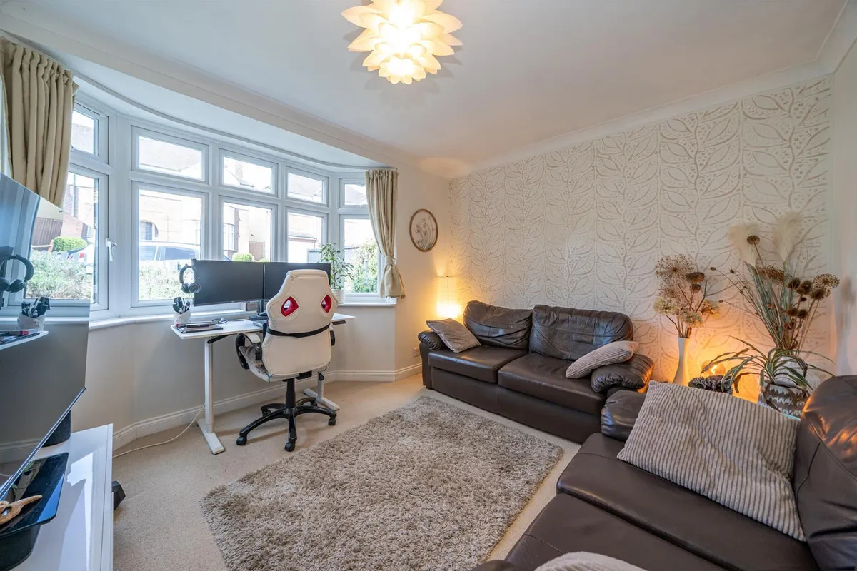 Cemmaes Court Road, Boxmoor, Hemel Hempstead, Hertfordshire, HP1 1ST