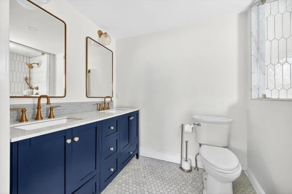 51 Elm St, Hingham, MA 02043