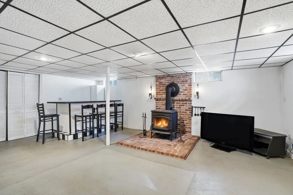 67 Wituwamat Rd, Weymouth, MA 02191